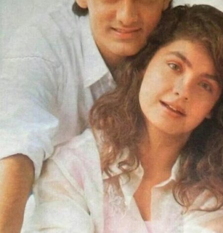 Pooja Bhatt shares throwback ‘impromptu pic’ with Aamir Khan clicked on Gautam Rajadhyaksha’s balcony Pooja Bhatt shares throwback ‘impromptu pic’ with Aamir Khan clicked on Gautam Rajadhyaksha’s balcony