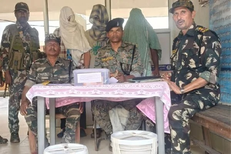 Chaibasa Police bust opium smuggling racket; three held with 20 kg poppy husk, Rs 7 lakh Chaibasa Police bust opium smuggling racket; three held with 20 kg poppy husk, Rs 7 lakh