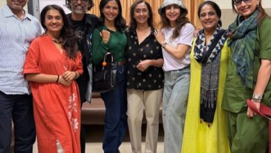 Urmila Matondkar, Sonali Bendre and Shriya Pilgaonkar step out for a ‘play date’ Urmila Matondkar, Sonali Bendre and Shriya Pilgaonkar step out for a ‘play date’
