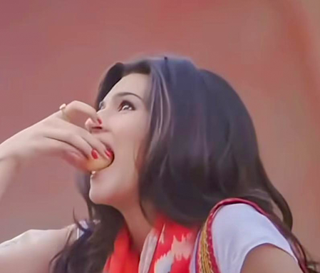 Kriti Sanon celebrates 12 years in Bollywood, recalls shooting her first ‘Heropanti’ shot with ‘gol gappas’ Kriti Sanon celebrates 12 years in Bollywood, recalls shooting her first ‘Heropanti’ shot with ‘gol gappas’