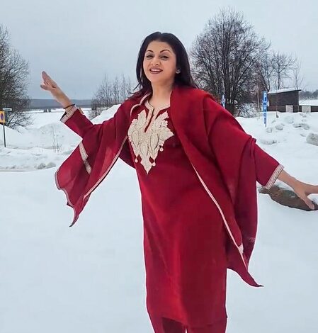 Bhagyashree ‘beats the heat’ with a romantic performance in Kashmir