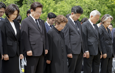 Lee Jae Myung vows to carry on ex-President Roh’s legacy