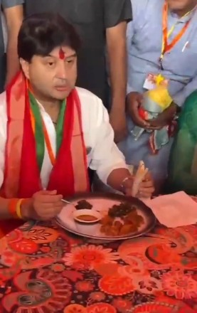 Union Minister Scindia shares heart-warming meal with party workers in Guna Union Minister Scindia shares heart-warming meal with party workers in Guna