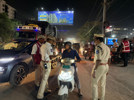 Cop injured as car racers go berserk in Hyderabad’s IT hub Cop injured as car racers go berserk in Hyderabad’s IT hub