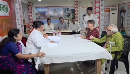 At CM Adhikari’s ‘janata darbar’, elderly couple cheated by Sona Papu seek help At CM Adhikari’s ‘janata darbar’, elderly couple cheated by Sona Papu seek help