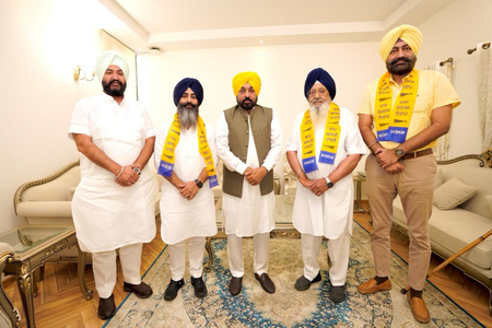 Akali Dal leader Rajmohinder Singh Majitha joins AAP