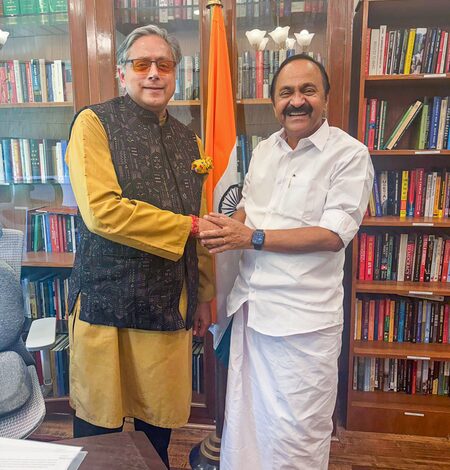 Book better than bouquet: Author Tharoor-bibliophile Satheesan’s meeting opens new chapter in Kerala politics Book better than bouquet: Author Tharoor-bibliophile Satheesan’s meeting opens new chapter in Kerala politics