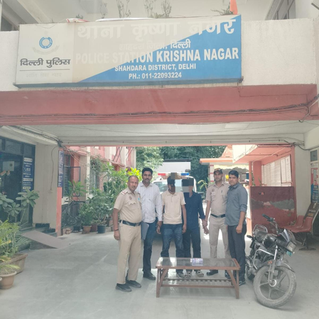 Delhi Police bust burglary, mobile snatching racket; two arrested in Shahdara Delhi Police bust burglary, mobile snatching racket; two arrested in Shahdara