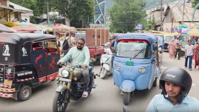 Eid shopping: Markets in J&K’s Srinagar witness huge festive rush Eid shopping: Markets in J&K’s Srinagar witness huge festive rush