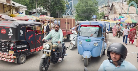 Eid shopping: Markets in J&K’s Srinagar witness huge festive rush Eid shopping: Markets in J&K’s Srinagar witness huge festive rush