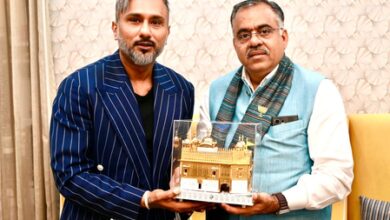 Yo Yo Honey Singh meets BJP’s Tarun Chugh, discusses ways to curb Punjab’s drug problems Yo Yo Honey Singh meets BJP’s Tarun Chugh, discusses ways to curb Punjab’s drug problems