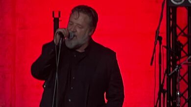 Russell Crowe defends his heated exchange in Paris Russell Crowe defends his heated exchange in Paris