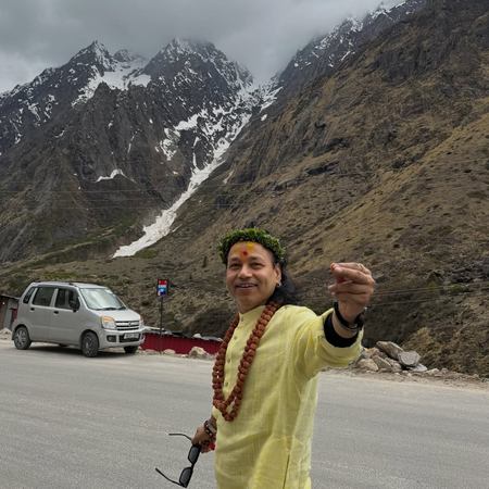After Kedarnath, Kailash Kher takes blessings at Badrinath After Kedarnath, Kailash Kher takes blessings at Badrinath