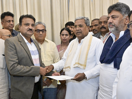 K’taka Governor accepts CM Siddaramaiah’s resignation; dissolves council of ministers K’taka Governor accepts CM Siddaramaiah’s resignation; dissolves council of ministers
