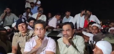Hanuman Beniwal’s midnight march to Jaipur ends after agreement with govt on Bhairana Dham land issue Hanuman Beniwal’s midnight march to Jaipur ends after agreement with govt on Bhairana Dham land issue