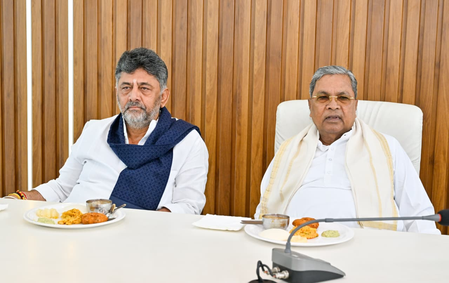 Shivakumar touches Siddaramaiah’s feet, seeks blessings at breakfast meeting
