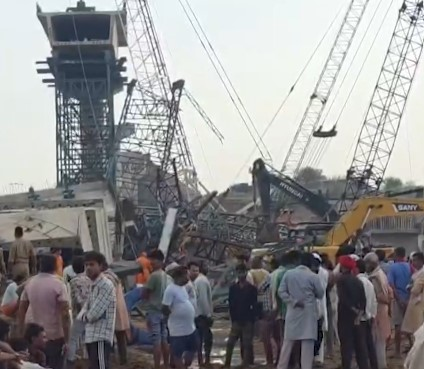 Six killed as under-construction bridge in Hamirpur collapses; CM Yogi orders swift rescue operations Six killed as under-construction bridge in Hamirpur collapses; CM Yogi orders swift rescue operations