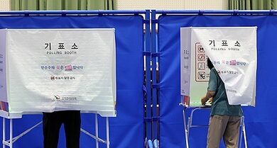 South Koreans hit polls on last day of early voting for June 3 local elections South Koreans hit polls on last day of early voting for June 3 local elections