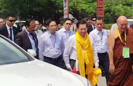 Myanmar Prez offers prayers for world peace at Mahabodhi, Sujata temples in Bodh Gaya (Ld)