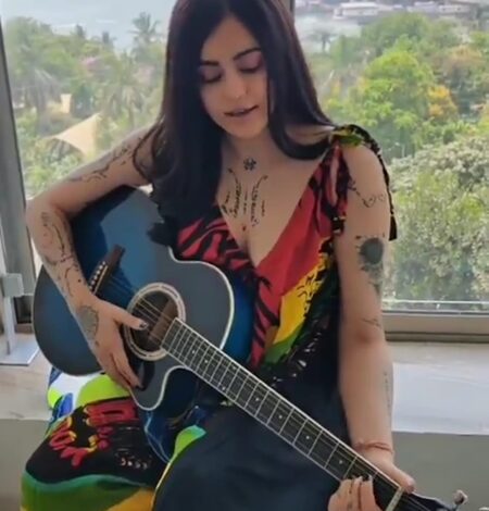 Adah Sharma drops a beautiful rendition of ‘Woh Lamhe’ with a guitar Adah Sharma drops a beautiful rendition of ‘Woh Lamhe’ with a guitar