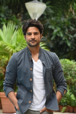 Rajeev Khandelwal recalls traumatic time during father’s heart attack: He was unconscious Rajeev Khandelwal recalls traumatic time during father’s heart attack: He was unconscious