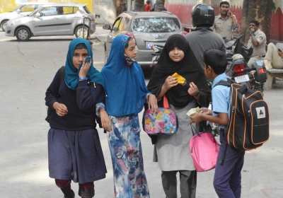 Hijab-saffron shawl row may escalate in K’taka as Hindu groups wade into controversy Hijab-saffron shawl row may escalate in K’taka as Hindu groups wade into controversy