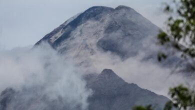 Thousands evacuate as volcano erupts in Philippines