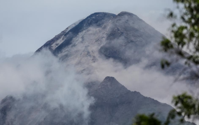 Thousands evacuate as volcano erupts in Philippines