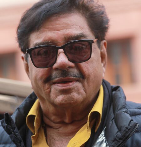 Shatrughan Sinha recalls Dev Anand clapping the loudest for him post a scene, remembers his golden advice Shatrughan Sinha recalls Dev Anand clapping the loudest for him post a scene, remembers his golden advice