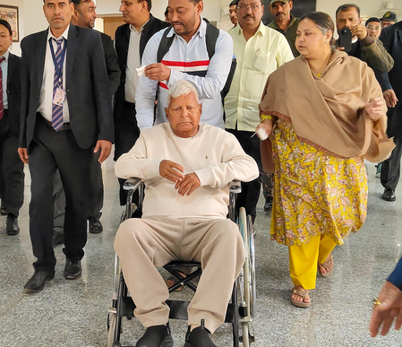 Bihar: Lalu Prasad Yadav travels without security in Patna