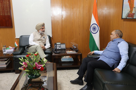 Delhi L-G discusses air quality issues with CAQM chief