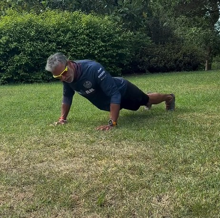 Milind Soman performs push-ups in London’s amazing weather, says ‘lost count after 50’ Milind Soman performs push-ups in London’s amazing weather, says ‘lost count after 50’