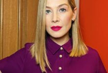 Rosamund Pike slams theatre attendee for texting during play Rosamund Pike slams theatre attendee for texting during play