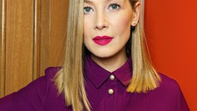 Rosamund Pike slams theatre attendee for texting during play