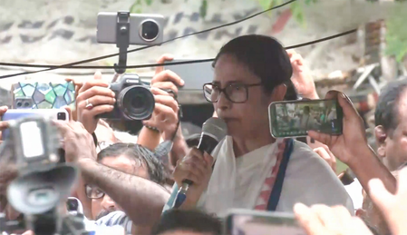 Mamata’s sit-in against attacks: Cong calls it her right, BJP terms it ‘reflection of public anger’ Mamata’s sit-in against attacks: Cong calls it her right, BJP terms it ‘reflection of public anger’