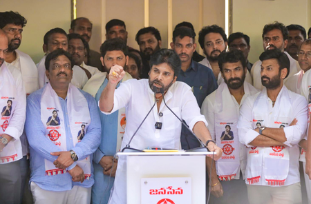 Never backed politics to destabilise Telangana: Pawan Kalyan Never backed politics to destabilise Telangana: Pawan Kalyan