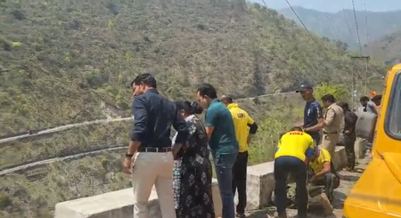 Vehicle falls into deep gorge in Devprayag; three bodies recovered, search on for missing five Vehicle falls into deep gorge in Devprayag; three bodies recovered, search on for missing five