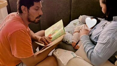 Randeep Hooda turns storyteller for baby girl, shares heartwarming book-reading session Randeep Hooda turns storyteller for baby girl, shares heartwarming book-reading session