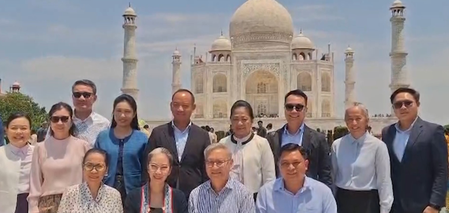 Laos Deputy PM Thongsavanh Phomvihane visits Taj Mahal