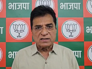 Kirit Somaiya seeks ban on Namaz on Mumbai roads; Congress seeks uniform rules for all