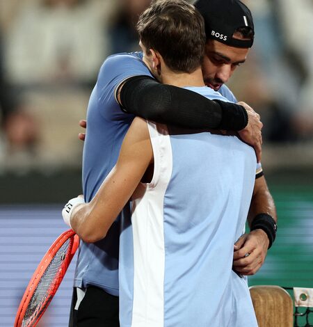 Arnaldi advances to maiden Grand Slam SF at Roland Garros after Berrettini retires