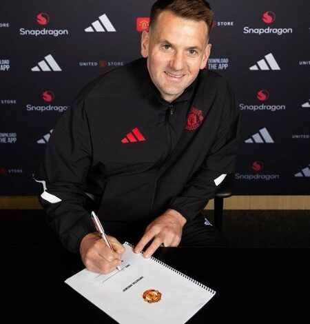 Veteran goalkeeper Tom Heaton signs one-year extension with Manchester United