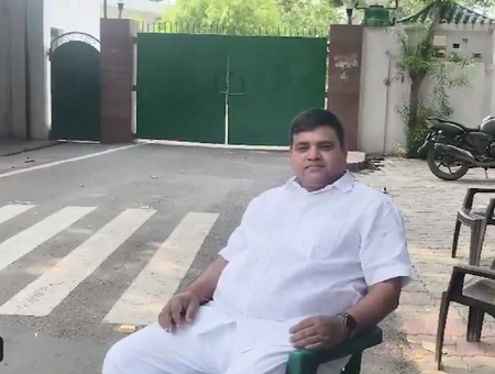 RJD protests security reduction of Lalu Yadav, Rabri Devi, calls it ‘revenge-driven politics’ (Lead) RJD protests security reduction of Lalu Yadav, Rabri Devi, calls it ‘revenge-driven politics’ (Lead)