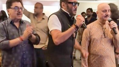 Rupali Ganguly, Jackie Shroff sing ‘Itna Na Mujhse Tu Pyaar Badha’ at Anupam Kher’s mother’s birthday celebration