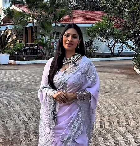 Tanishaa Mukerji gives glimpse of grandmother Shobna Samarth’s heritage house where mother Tanuja spent entire childhood Tanishaa Mukerji gives glimpse of grandmother Shobna Samarth’s heritage house where mother Tanuja spent entire childhood
