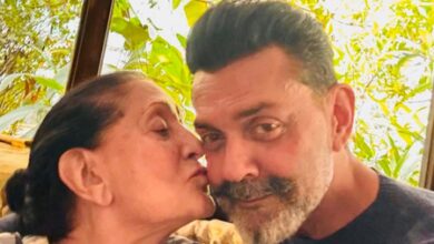Sunny Deol captures a lovely moment of brother Bobby getting showered with love by their mom