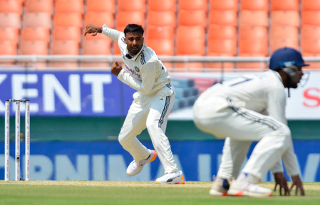 ‘An exceptional exhibition of spin bowling’: Swann hails Suthar’s dream Test debut ‘An exceptional exhibition of spin bowling’: Swann hails Suthar’s dream Test debut