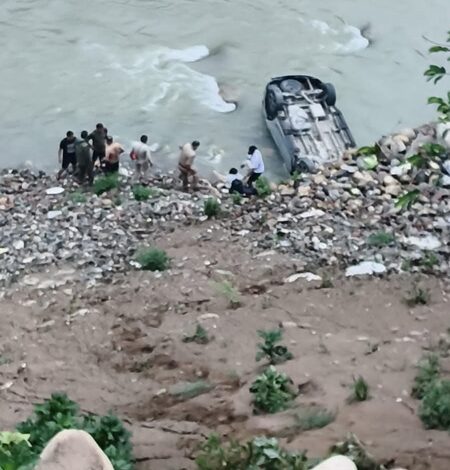 Kedarnath-bound SUV falls near river in Rudraprayag; five have narrow escape