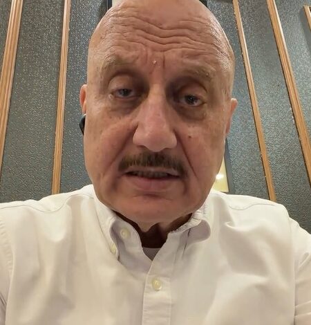 Anupam Kher shares how his play ‘JaanePehchaane Anjaane’ turned into a never-ending applause moment Anupam Kher shares how his play ‘JaanePehchaane Anjaane’ turned into a never-ending applause moment