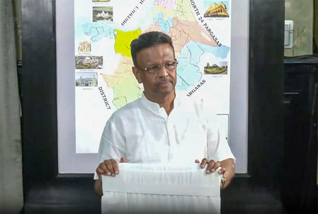 Firhad Hakim’s meeting with Ritabrata Banerjee in Bengal Assembly sparks buzz Firhad Hakim’s meeting with Ritabrata Banerjee in Bengal Assembly sparks buzz